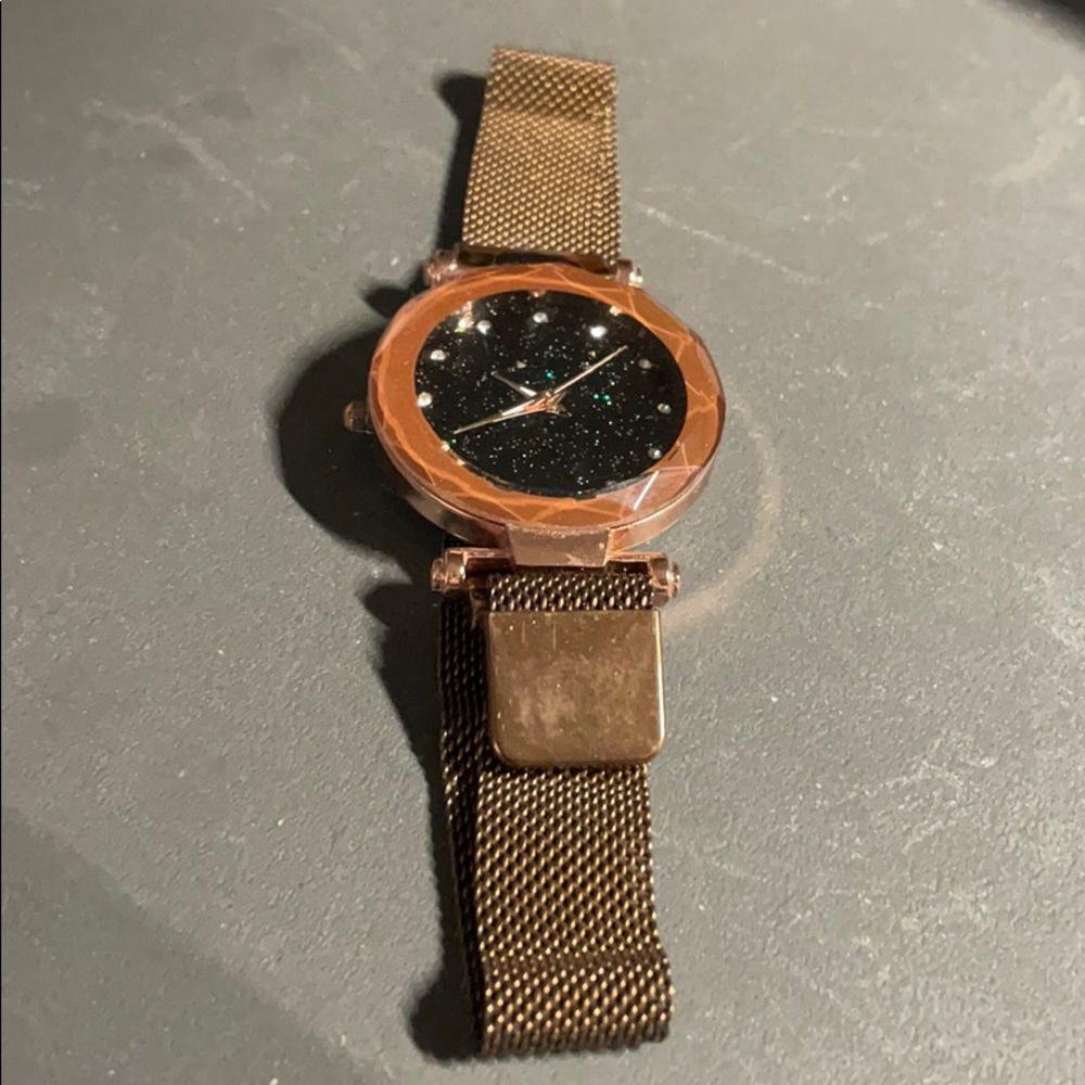 Cool Magnetic Watch in Brown/Bronze.